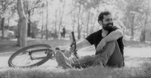 Relax en bicicleta en el parque