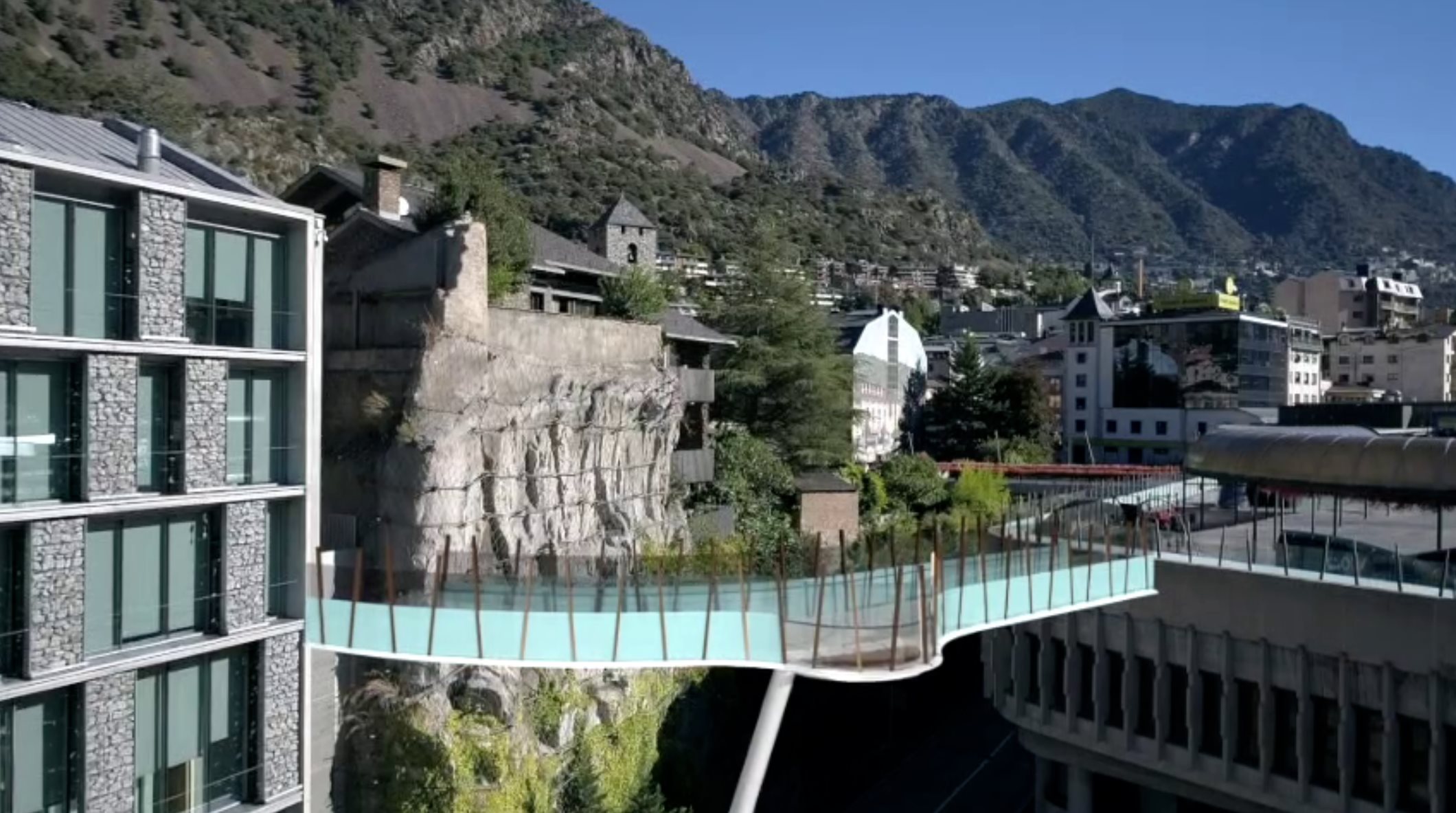 Passarel.la al carrer de la Vall