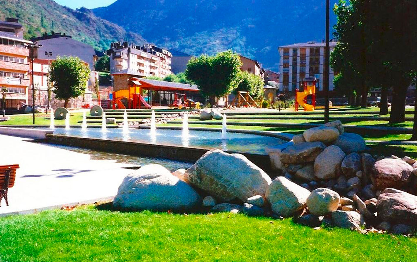 Parque con fuente pedral