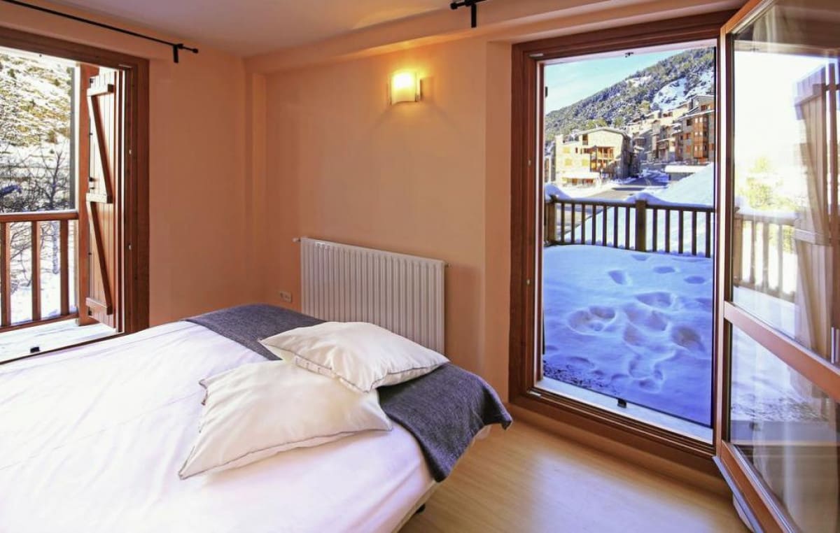 Habitacion pleta de soldeu  nieve terraza