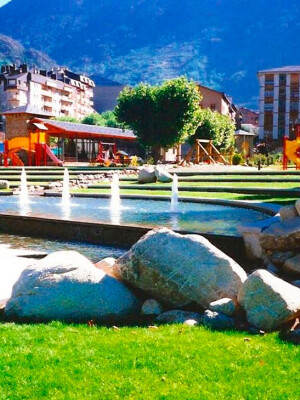 Parque con fuente pedral